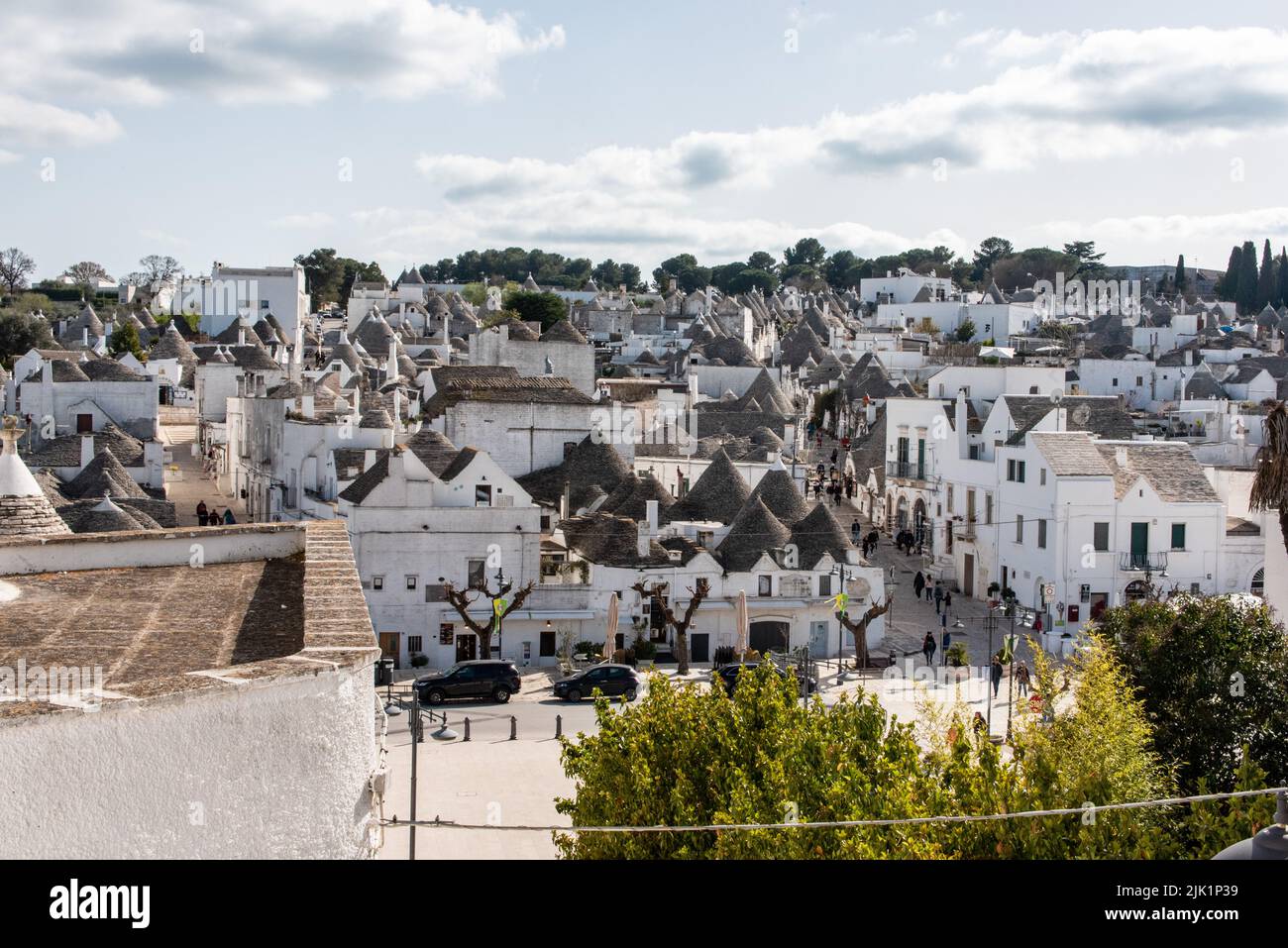 Panoramablick über das historische Trulli-Viertel in Alberobello, Italien Stockfoto