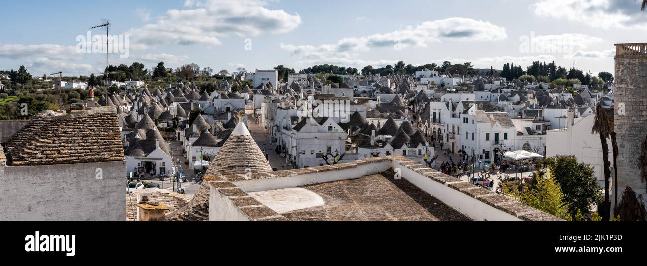 Panoramablick über das historische Trulli-Viertel in Alberobello, Italien Stockfoto