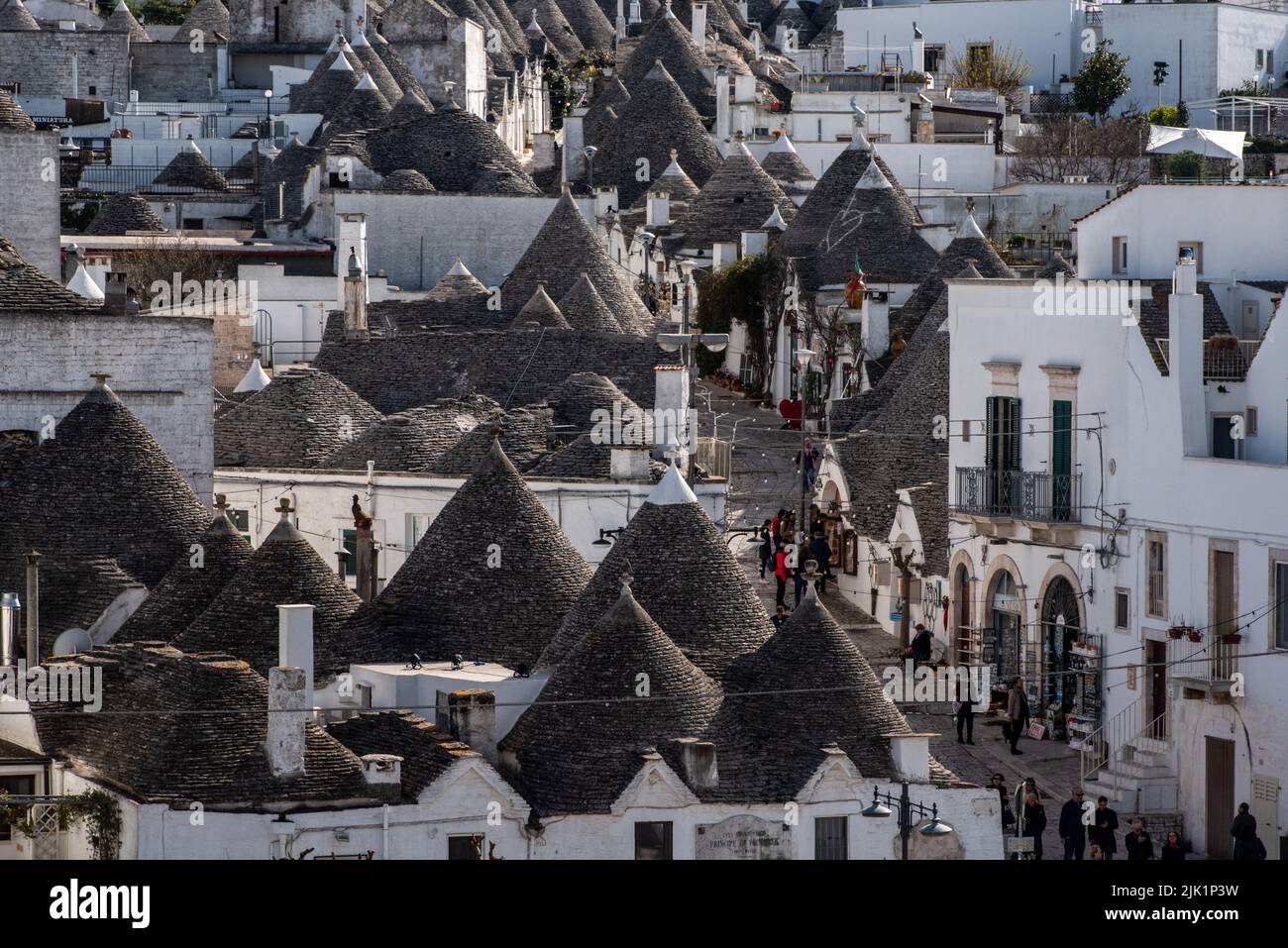 Panoramablick über das historische Trulli-Viertel in Alberobello, Italien Stockfoto