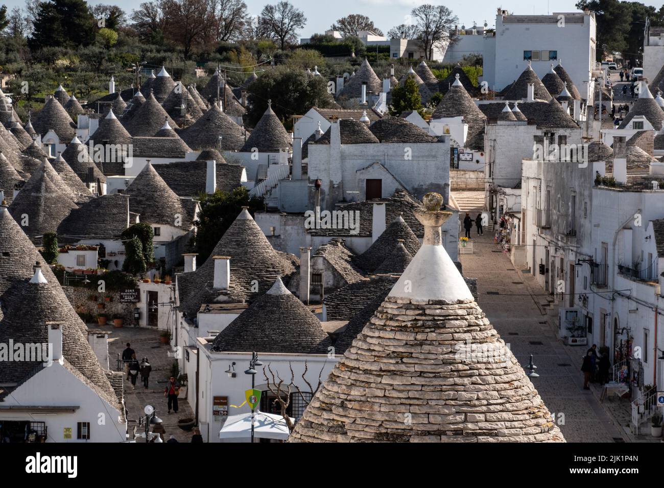 Panoramablick über das historische Trulli-Viertel in Alberobello, Italien Stockfoto