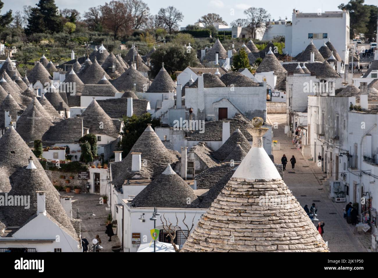Panoramablick über das historische Trulli-Viertel in Alberobello, Italien Stockfoto