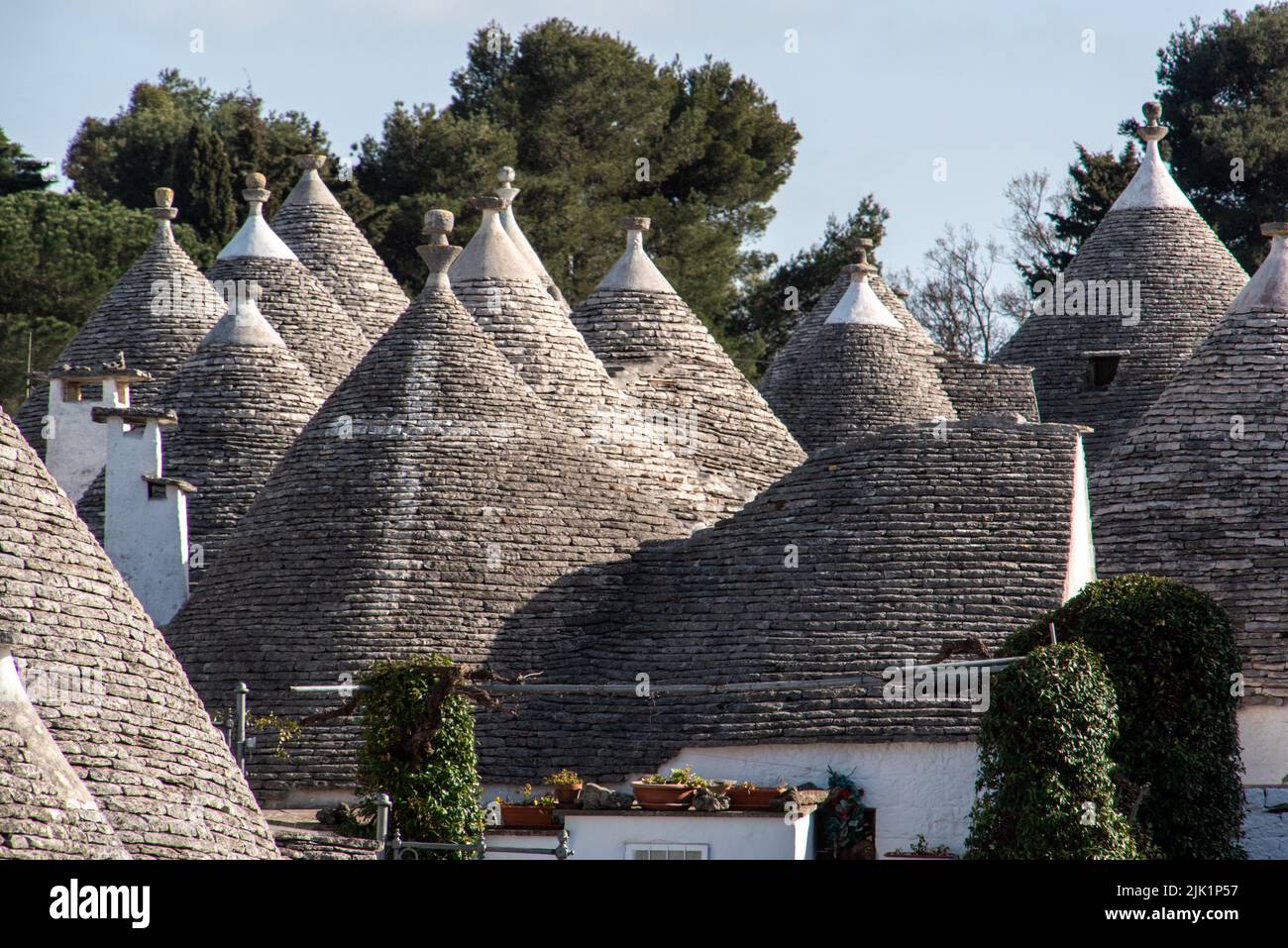 Ikonische Wohnhäuser im historischen Trulli-Viertel in Alberobello, Italien Stockfoto