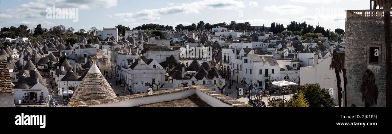 Panoramablick über das historische Trulli-Viertel in Alberobello, Italien Stockfoto