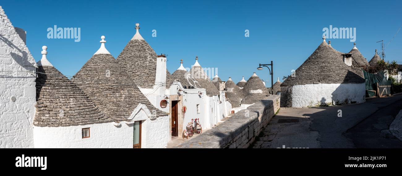 Ikonische Wohnhäuser im historischen Trulli-Viertel in Alberobello, Italien Stockfoto