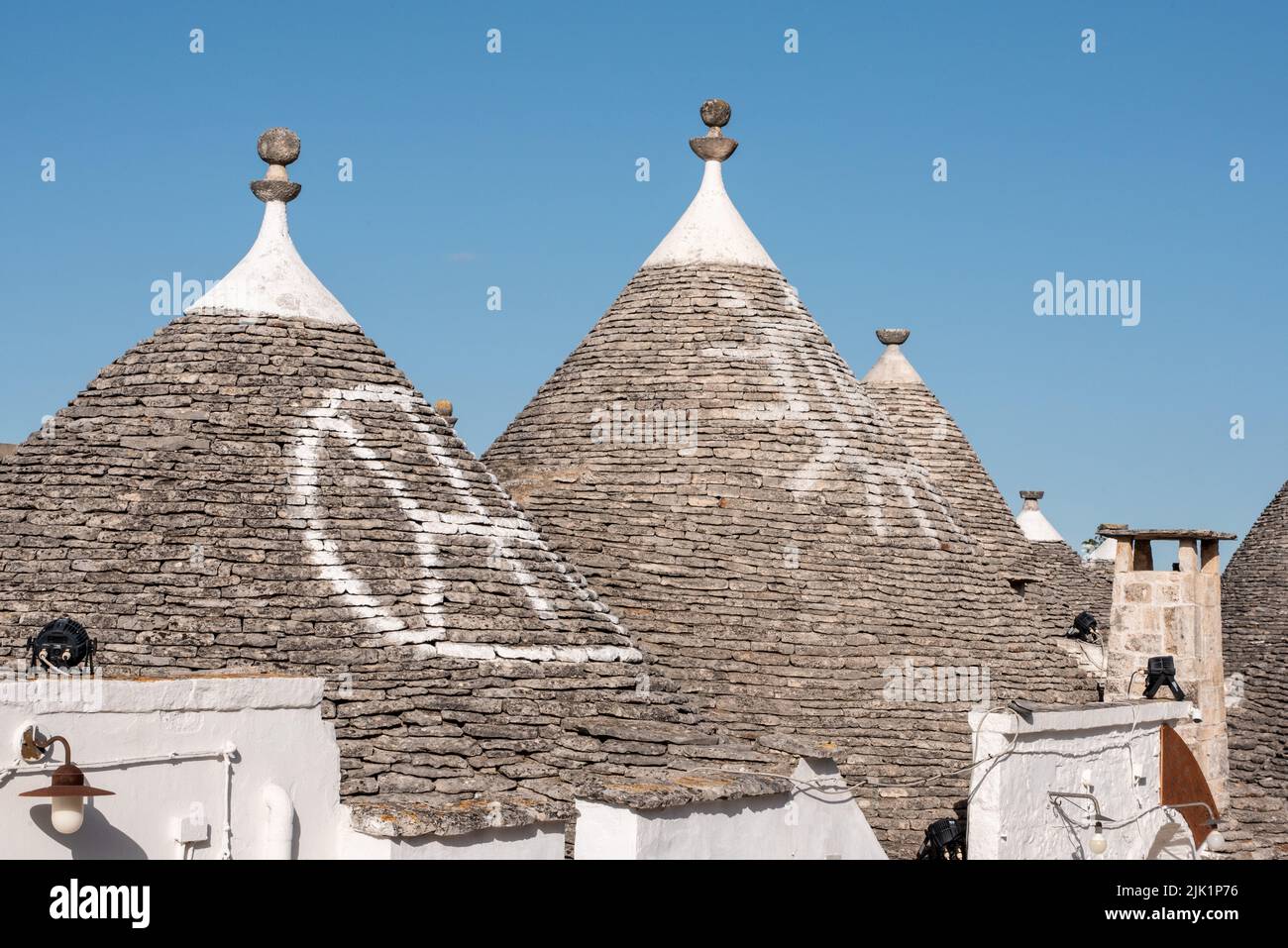 Ikonische Wohnhäuser im historischen Trulli-Viertel in Alberobello, Italien Stockfoto