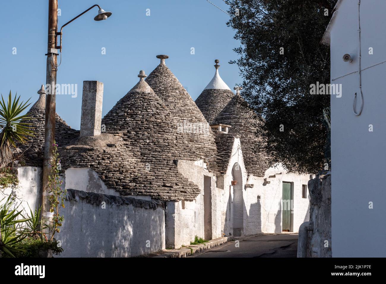Ikonische Wohnhäuser im historischen Trulli-Viertel in Alberobello, Italien Stockfoto