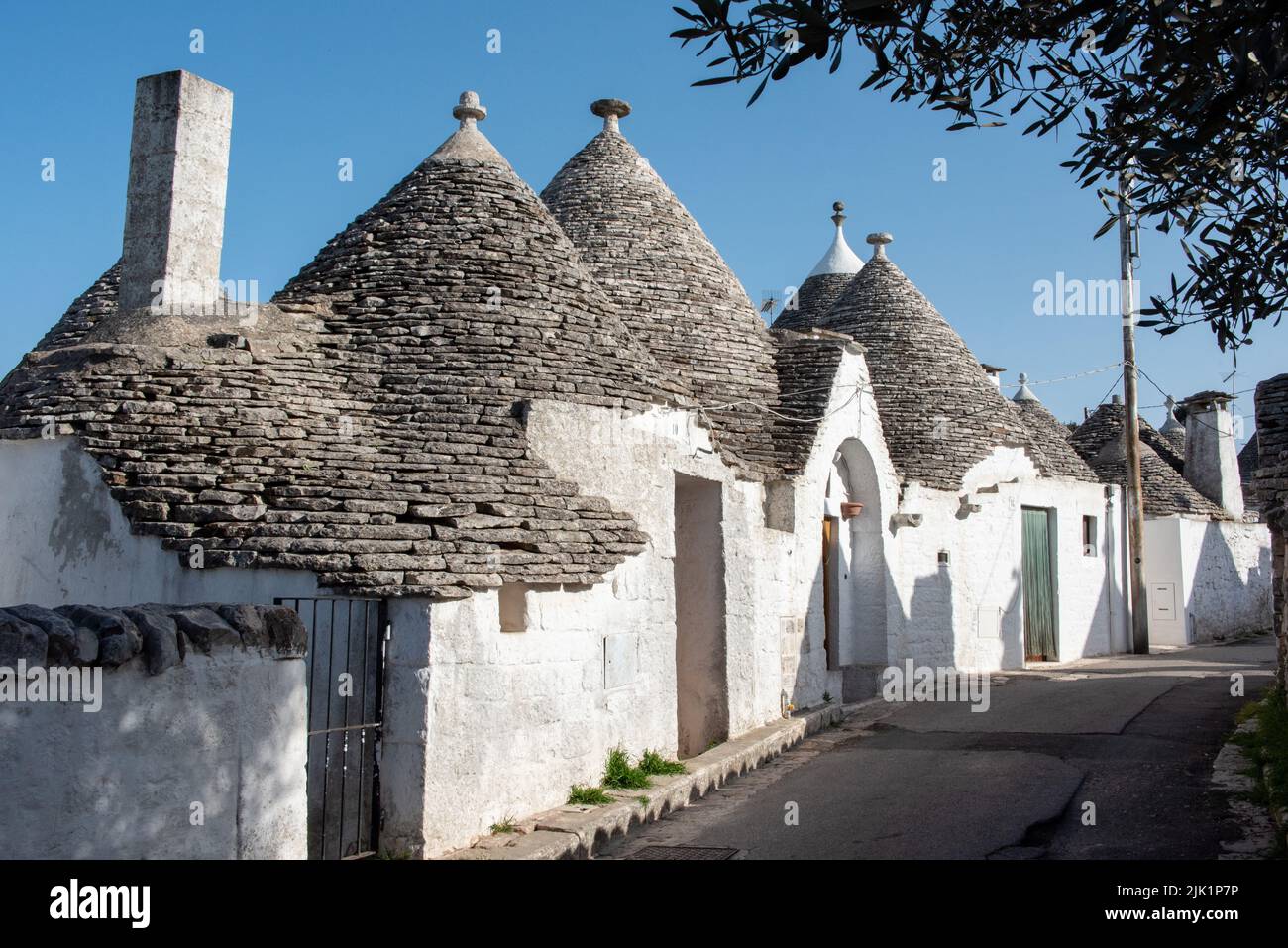 Ikonische Wohnhäuser im historischen Trulli-Viertel in Alberobello, Italien Stockfoto