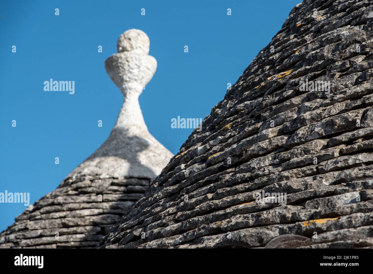 Ikonische Wohnhäuser im historischen Trulli-Viertel in Alberobello, Italien Stockfoto