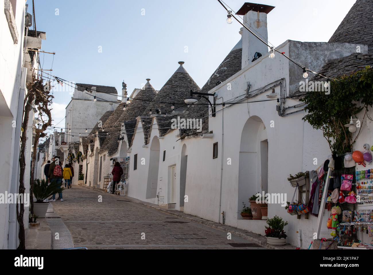 Ikonische Wohnhäuser im historischen Trulli-Viertel in Alberobello, Italien Stockfoto