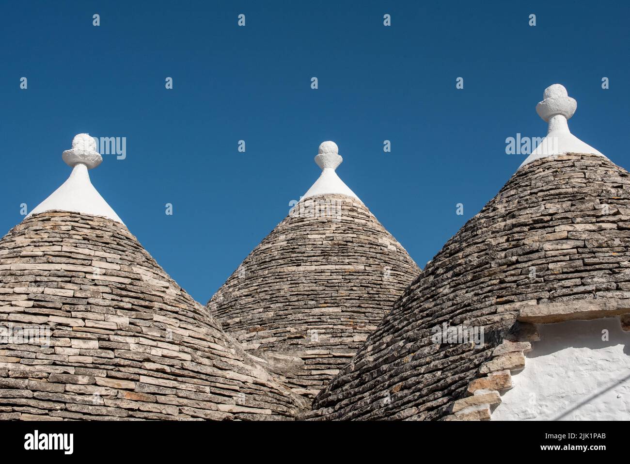 Ikonische Wohnhäuser im historischen Trulli-Viertel in Alberobello, Italien Stockfoto