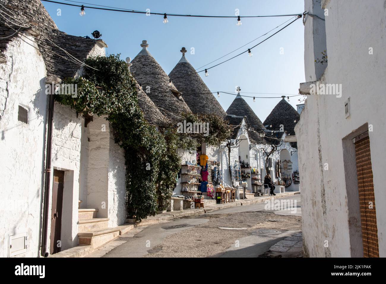 Ikonische Wohnhäuser im historischen Trulli-Viertel in Alberobello, Italien Stockfoto