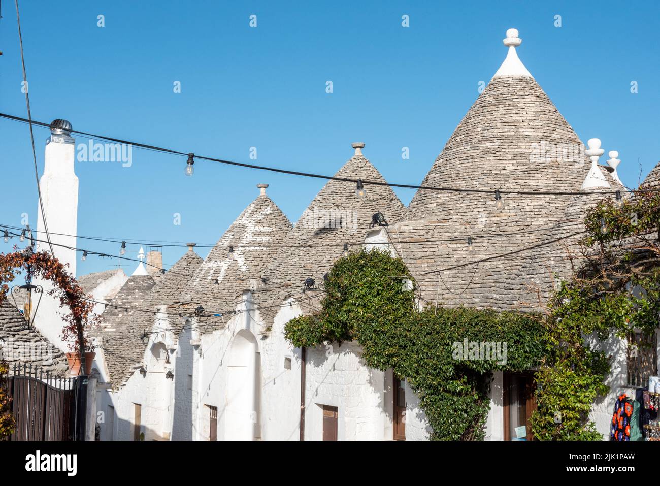 Ikonische Wohnhäuser im historischen Trulli-Viertel in Alberobello, Italien Stockfoto