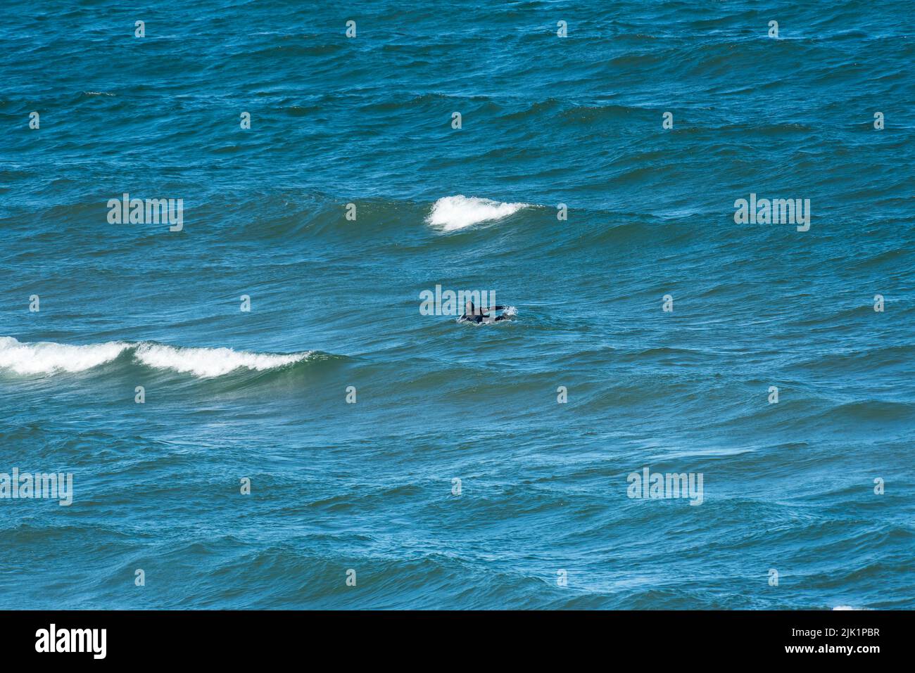 Eine ferne Abgeschiedenheit Surfer auf extrem kalten Lake Superior in Great Sand Bay Stockfoto