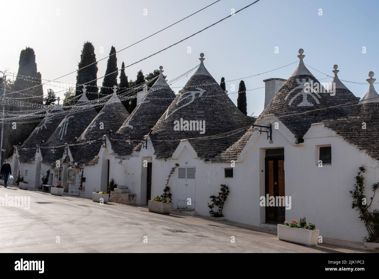 Ikonische Wohnhäuser im historischen Trulli-Viertel in Alberobello, Italien Stockfoto