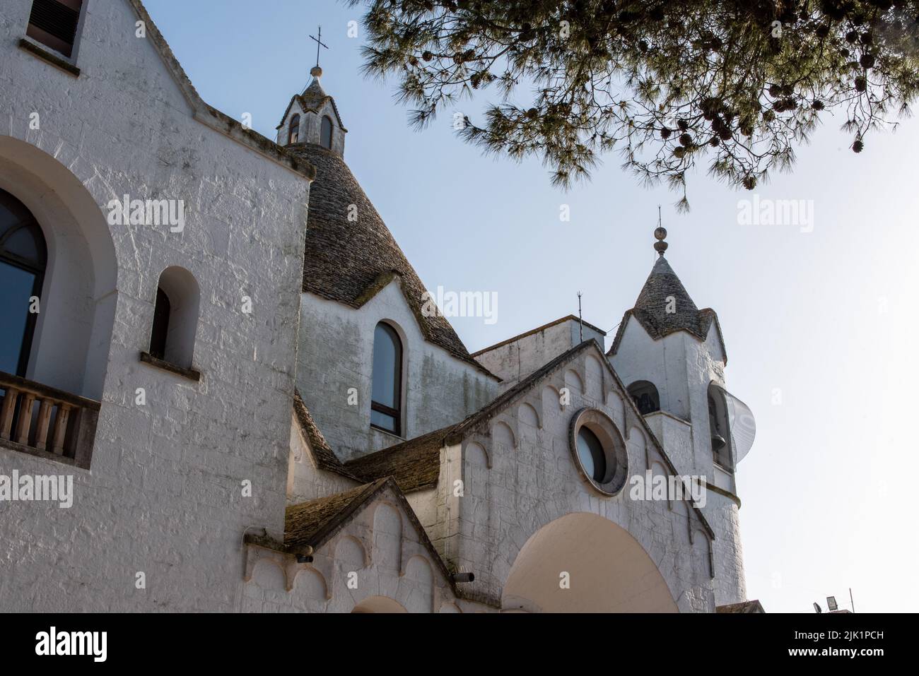 Berühmte Trullo geformte Kirche Sant'Antonio di Padova in Alberobello, Italien Stockfoto