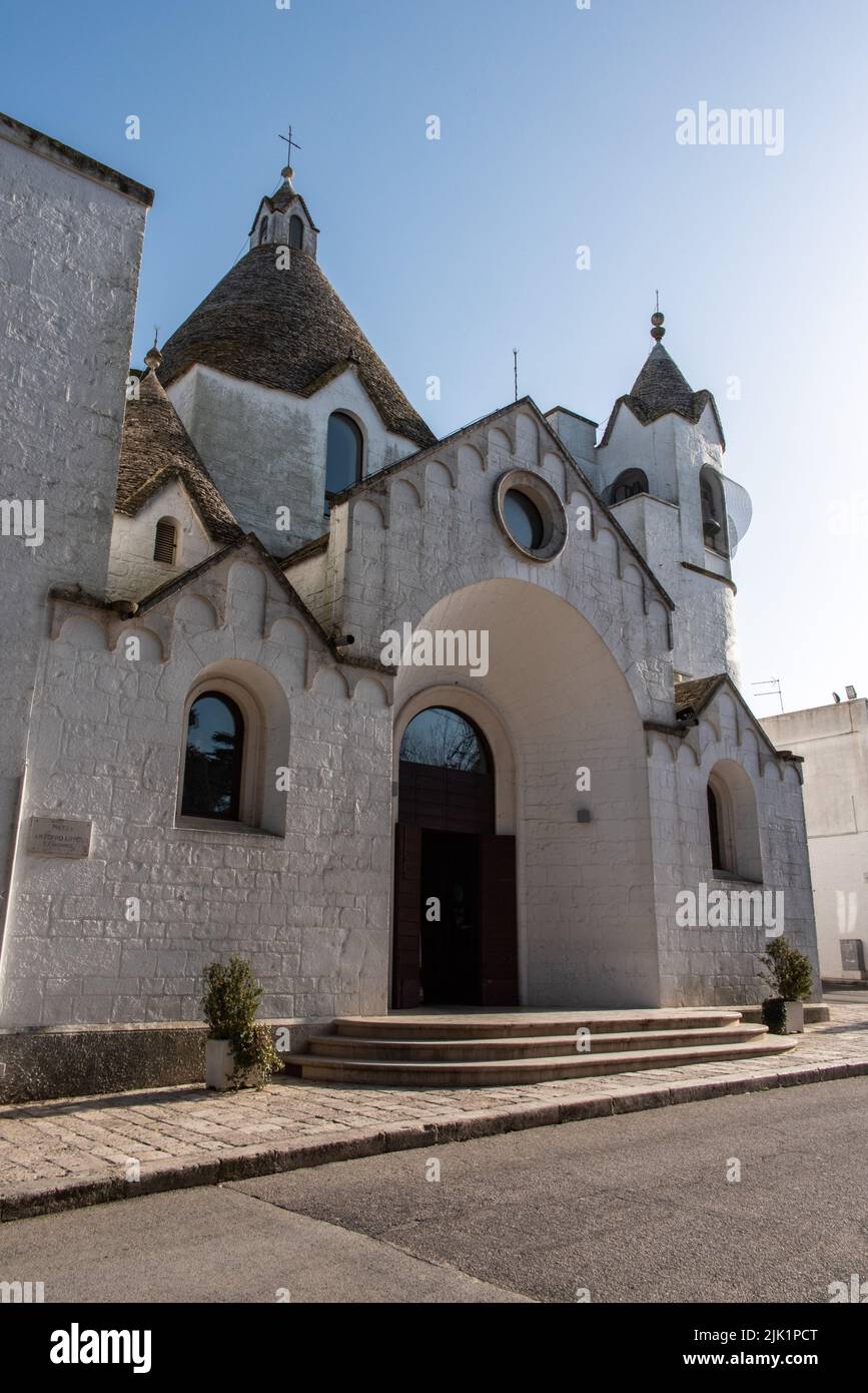Berühmte Trullo geformte Kirche Sant'Antonio di Padova in Alberobello, Italien Stockfoto