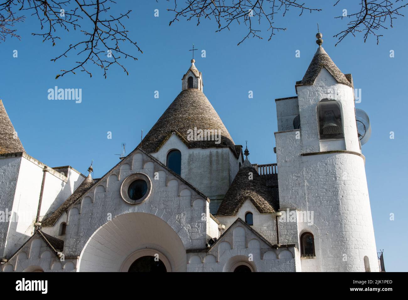 Berühmte Trullo geformte Kirche Sant'Antonio di Padova in Alberobello, Italien Stockfoto