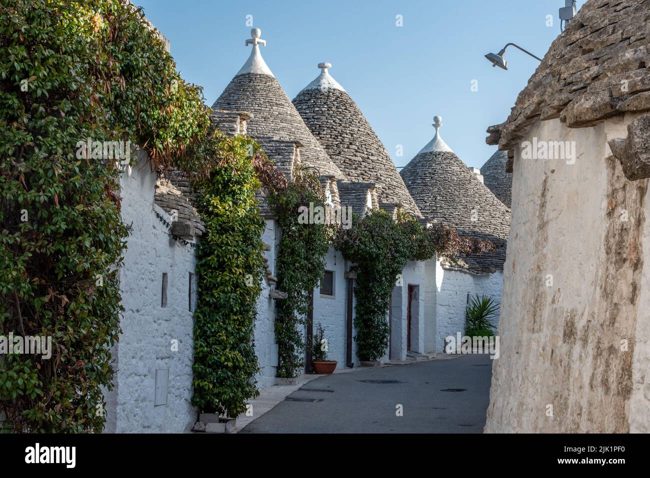 Ikonische Wohnhäuser im historischen Trulli-Viertel in Alberobello, Italien Stockfoto