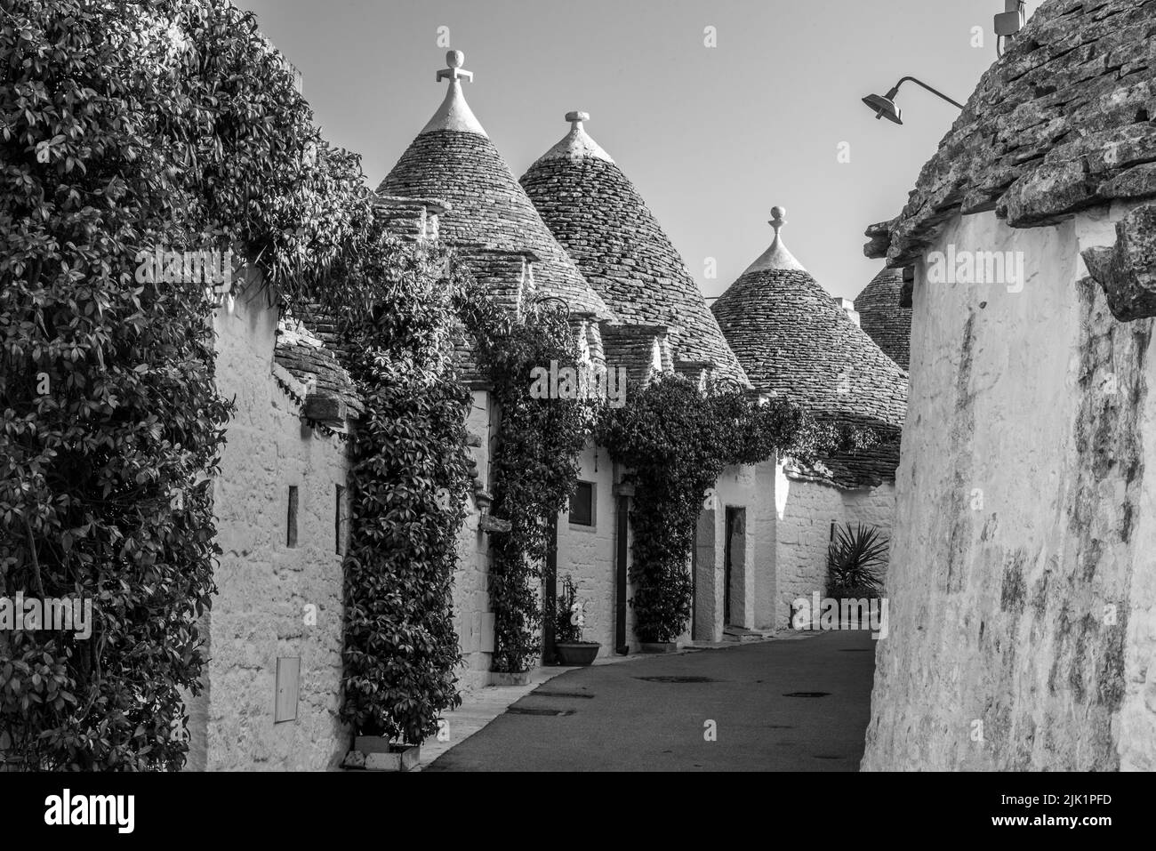 Ikonische Wohnhäuser im historischen Trulli-Viertel in Alberobello, Italien Stockfoto