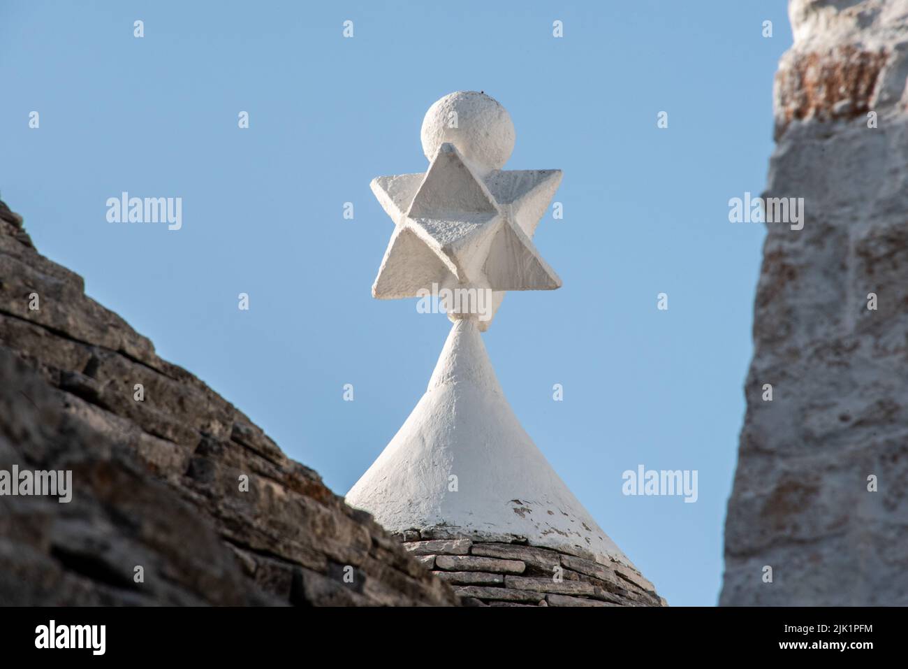 Ikonische Wohnhäuser im historischen Trulli-Viertel in Alberobello, Italien Stockfoto