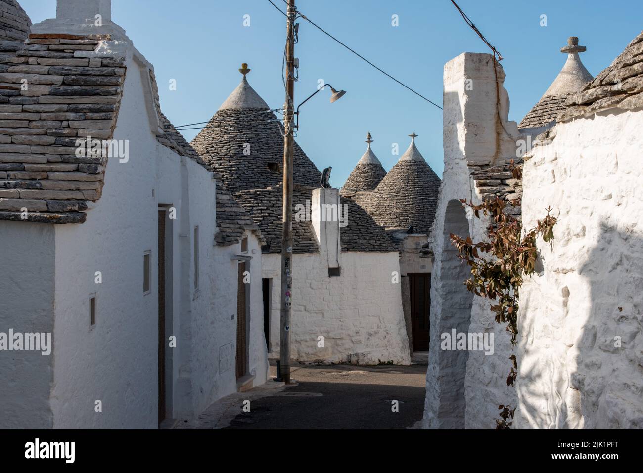 Ikonische Wohnhäuser im historischen Trulli-Viertel in Alberobello, Italien Stockfoto