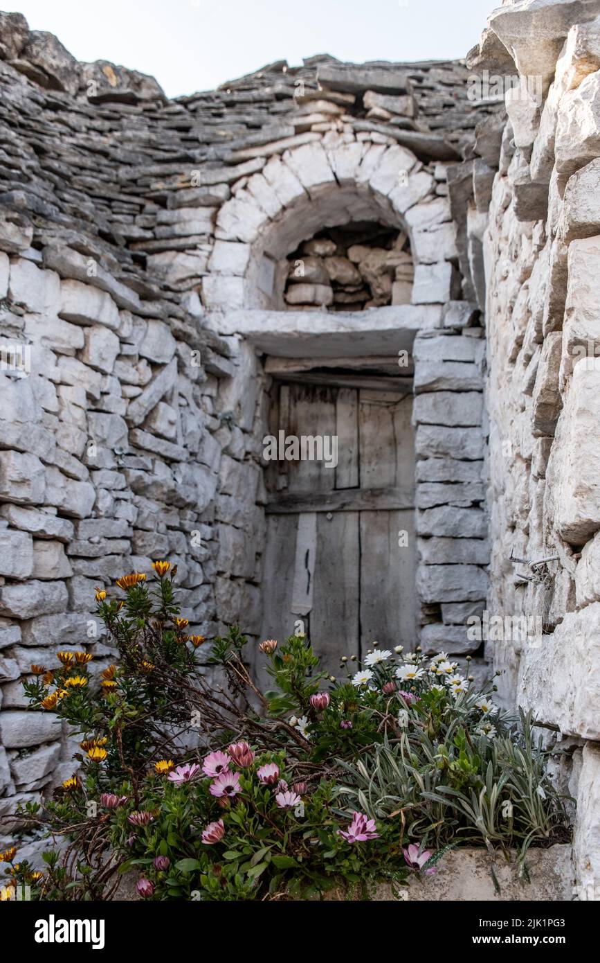 Tür eines verlassenen Trullo-Hauses in Alberobello, Italien Stockfoto