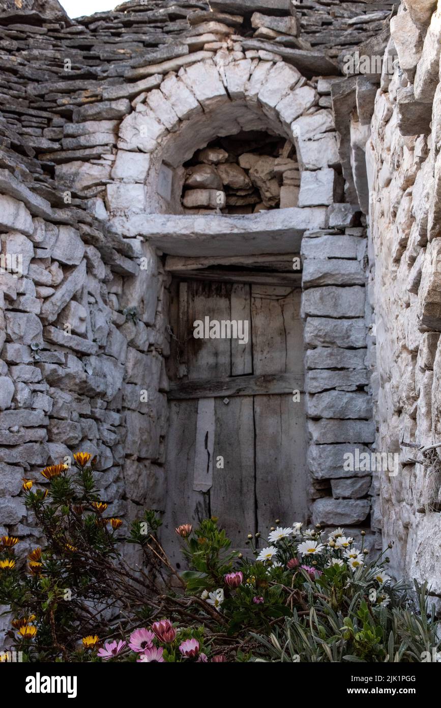 Tür eines verlassenen Trullo-Hauses in Alberobello, Italien Stockfoto