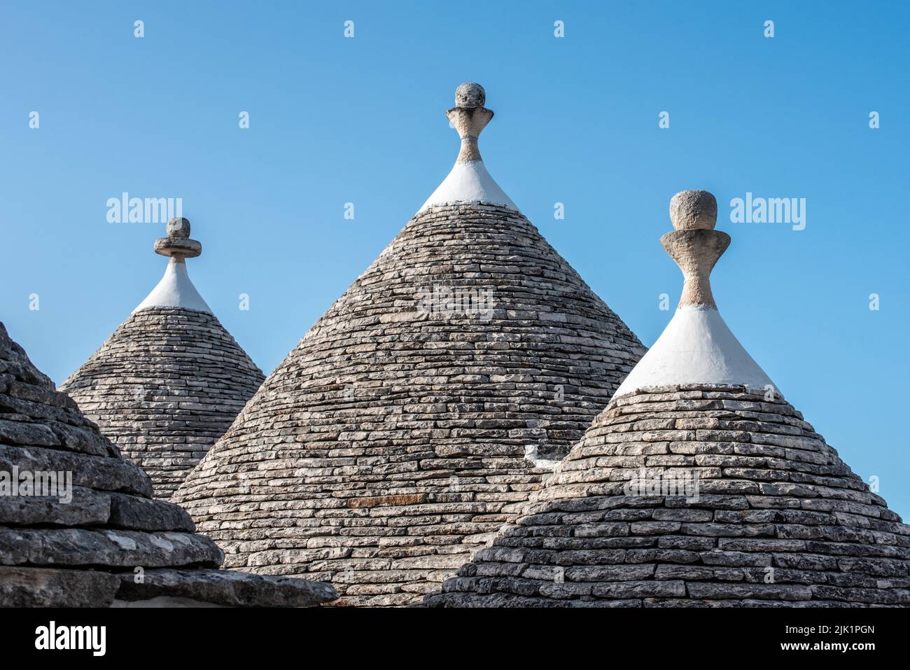 Malerische Dächer von Häusern im historischen Trulli-Viertel in Alberobello, Süditalien Stockfoto