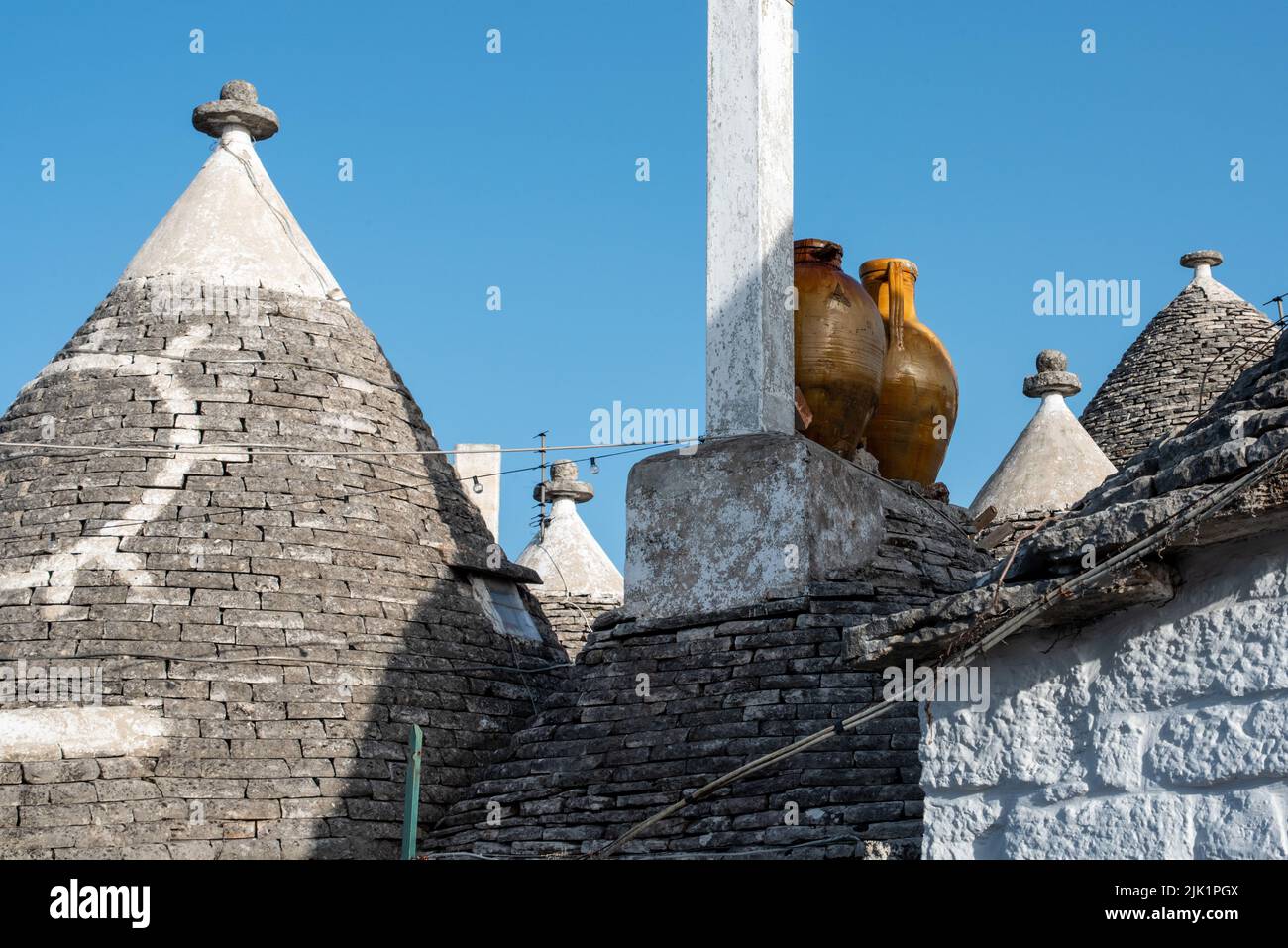 Malerische Dächer von Häusern im historischen Trulli-Viertel in Alberobello, Süditalien Stockfoto