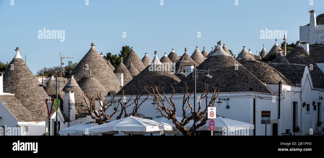 Malerische Dächer von Häusern im historischen Trulli-Viertel in Alberobello, Süditalien Stockfoto
