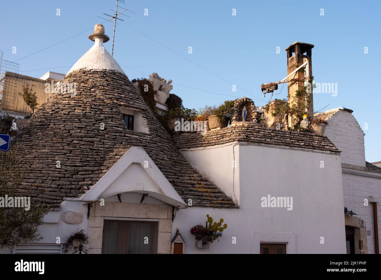 Malerische Dächer von Häusern im historischen Trulli-Viertel in Alberobello, Süditalien Stockfoto