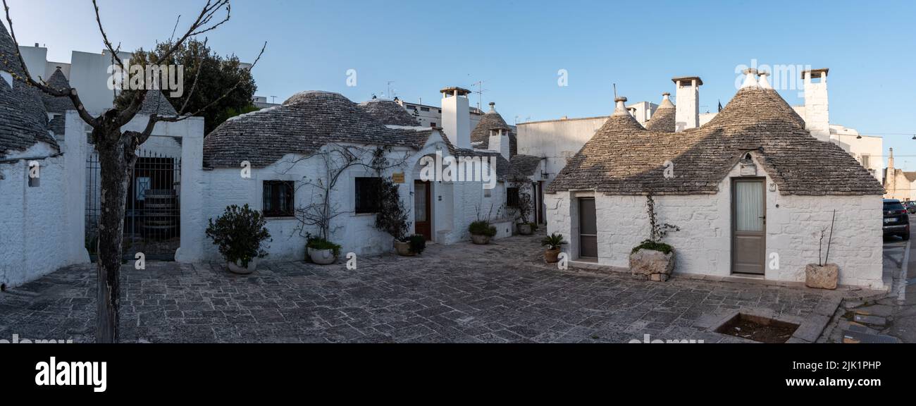 Malerische Dächer von Häusern im historischen Trulli-Viertel in Alberobello, Süditalien Stockfoto