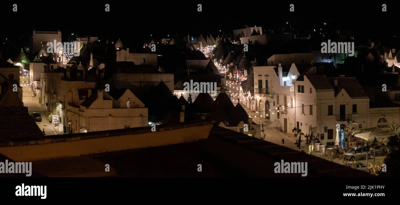 Malerische verlassene Straße im Trulli-Viertel von Alberobello, Süditalien Stockfoto