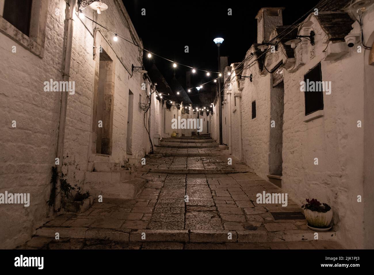 Malerische verlassene Straße im Trulli-Viertel von Alberobello, Süditalien Stockfoto