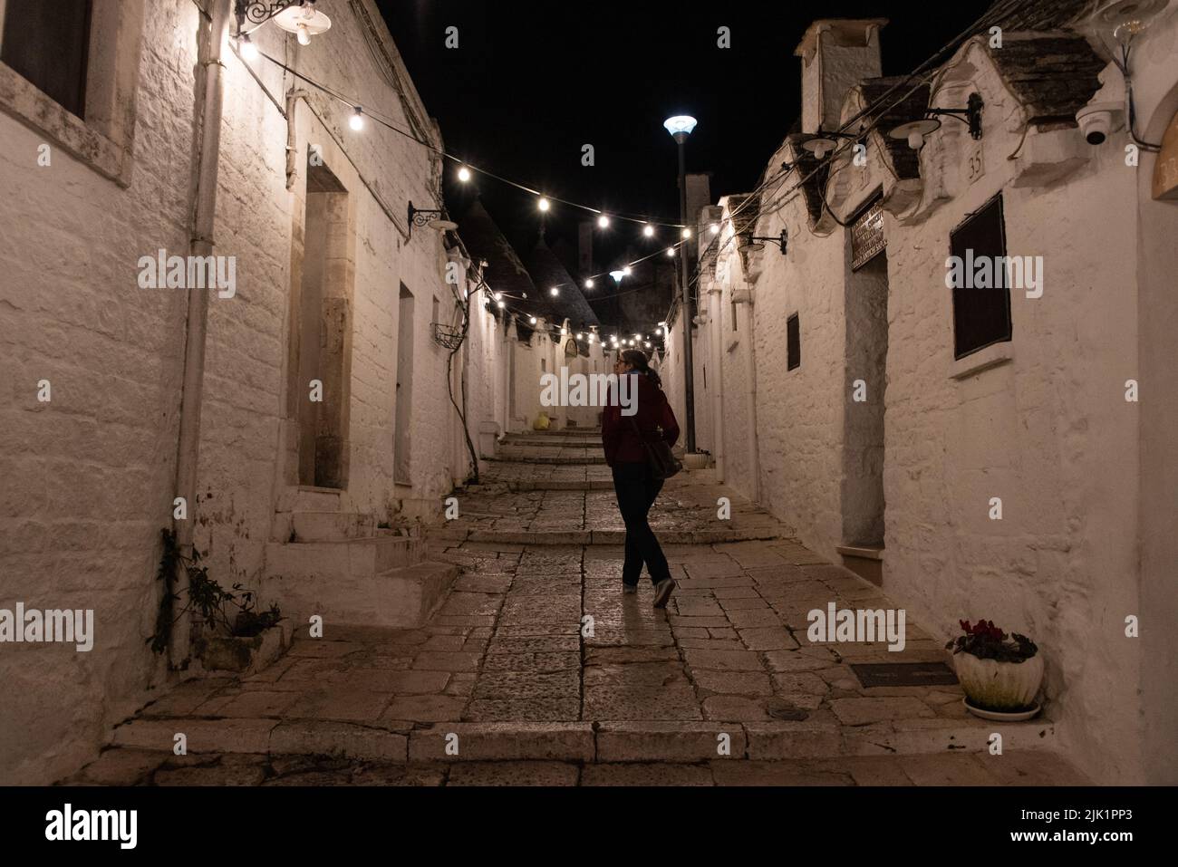 Malerische verlassene Straße im Trulli-Viertel von Alberobello, Süditalien Stockfoto