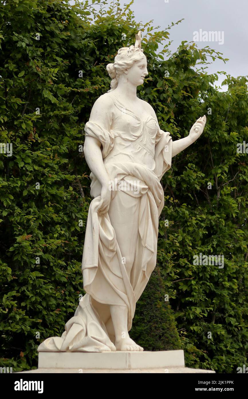 VERSAILLES / FRANKREICH - 16. Juni 2019: Die Daybreak - Marsy (1680) Statue im Park des Schlosses Versailles in der Nähe von Paris, Frankreich Stockfoto