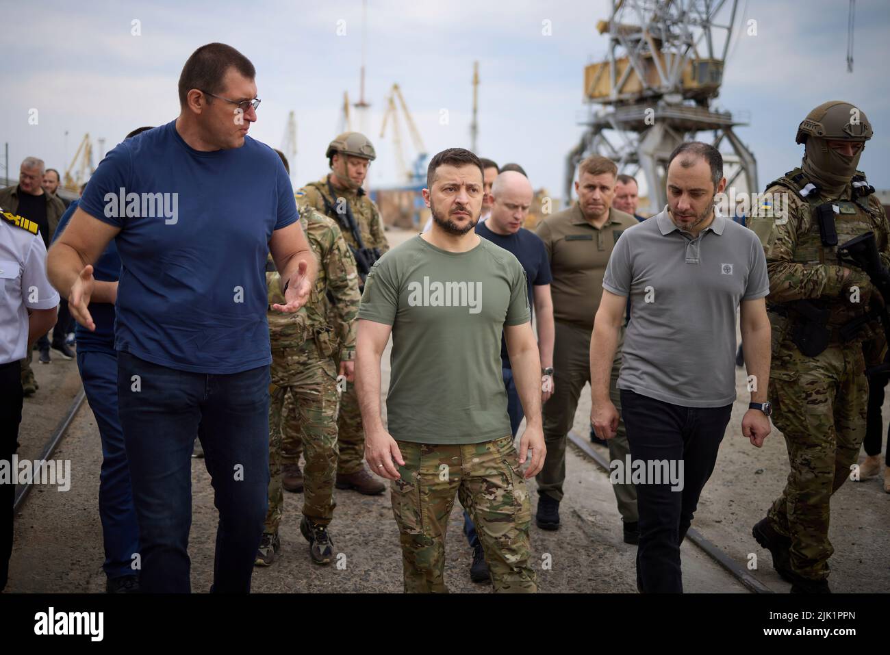 Während einer Arbeitsreise in die Region Odesa beobachtete der ukrainische Präsident Wolodymyr Zelenskyy die Beladung von ukrainischem Getreide auf einen Getreideträger für den weiteren Export. Die Verladung fand im Hafen von Tschornomorsk statt. "Das erste Schiff, das erste Schiff wird seit Kriegsbeginn verladen. Dies ist ein türkisches Schiff. Das zeigt, dass der Hafen seine Arbeit aufgenommen hat“, sagte der Staatschef. Nach Angaben des Präsidenten wird der Getreideexport mit dem Auslaufen mehrerer Schiffe beginnen, die geladen wurden, aber aufgrund des Kriegsbeginns nicht in die Segel gehen konnten. Stockfoto