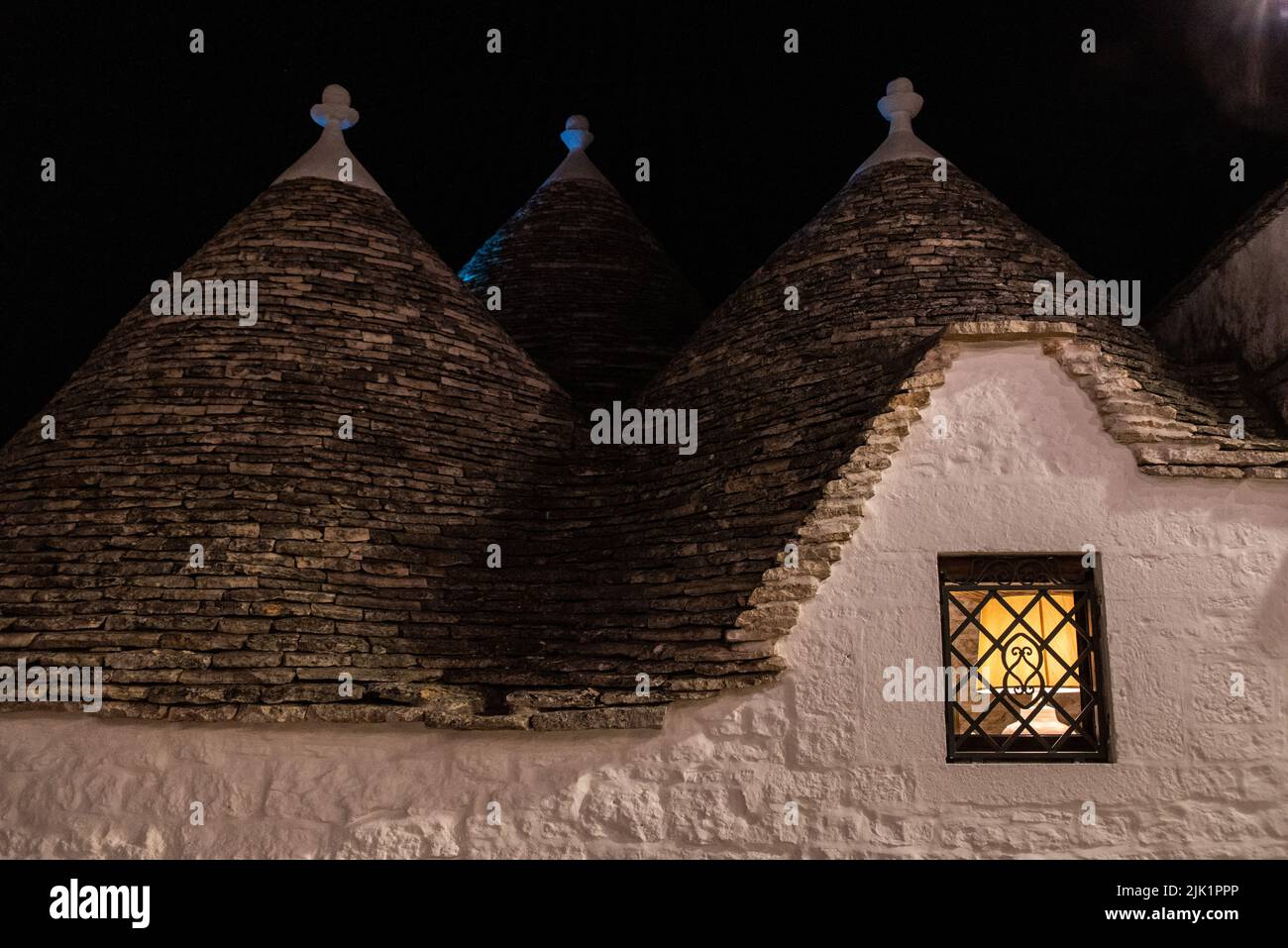 Malerische verlassene Straße im Trulli-Viertel von Alberobello bei Nacht, Süditalien Stockfoto
