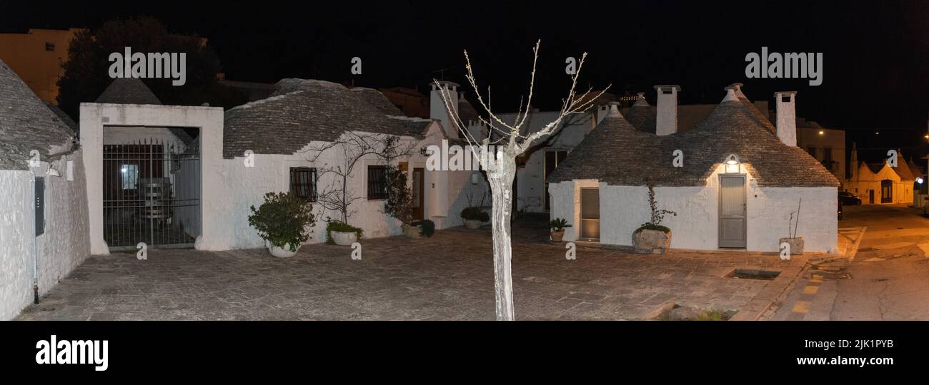 Malerische verlassene Straße im Trulli-Viertel von Alberobello bei Nacht, Süditalien Stockfoto