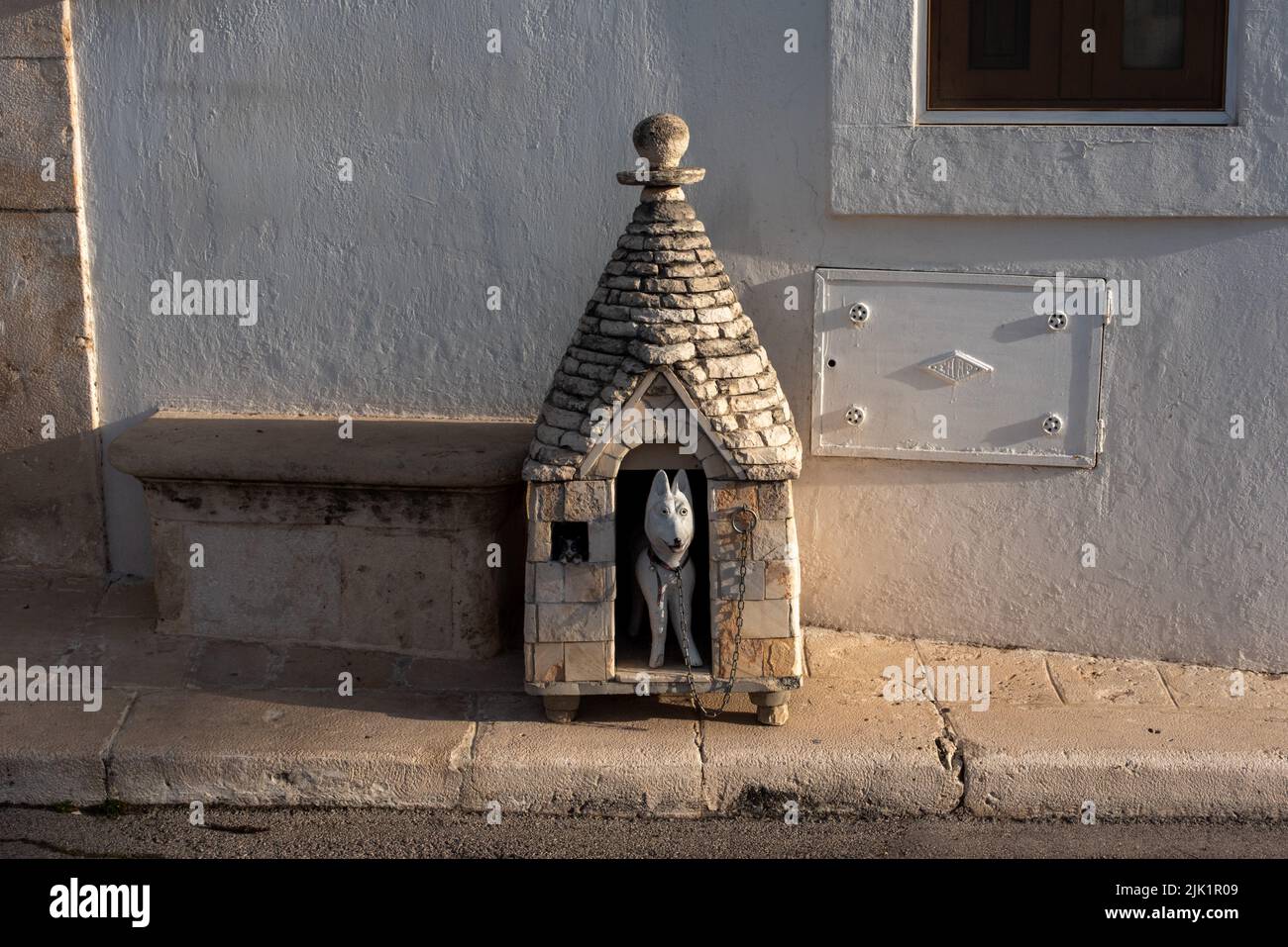 Künstlerisches Hundehaus in Form eines Trullo in Alberobello, Süditalien Stockfoto