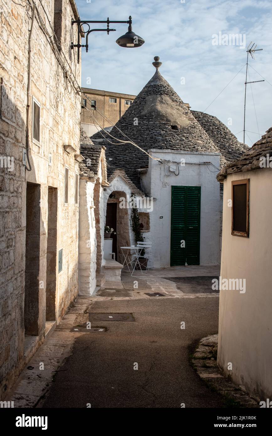 Eine verlassene Gasse mit einer Trullo-Wohnung in Alberobello, Süditalien Stockfoto