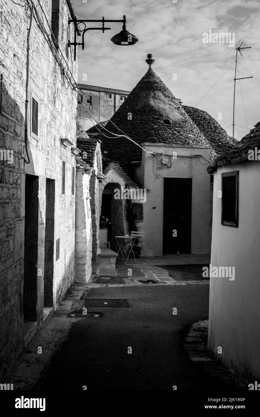 Eine verlassene Gasse mit einer Trullo-Wohnung in Alberobello, Süditalien Stockfoto