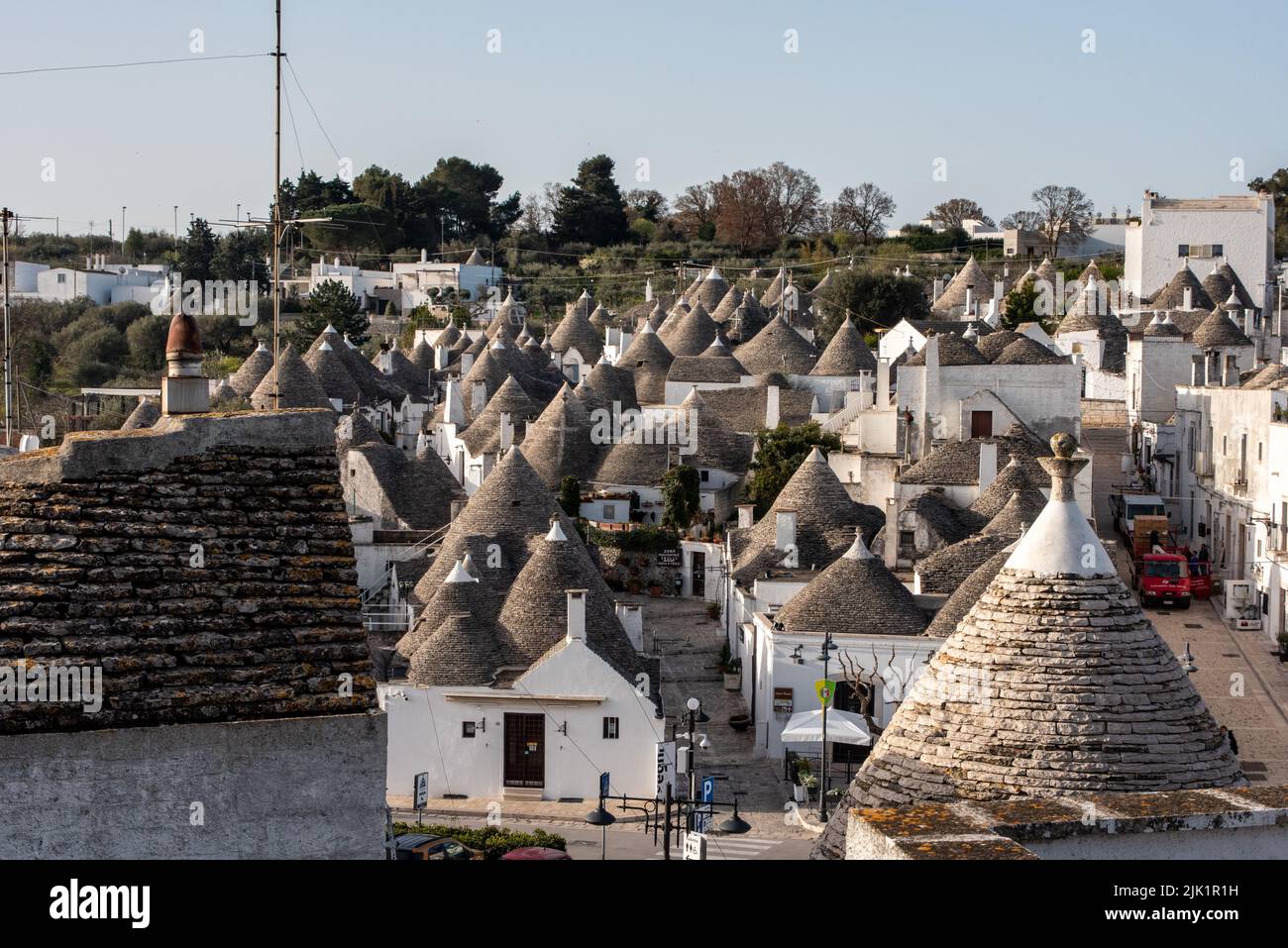 Malerische Stadtlandschaft der Innenstadt von Alberobello mit seinen berühmten Trulli-Gebäuden, Süditalien Stockfoto