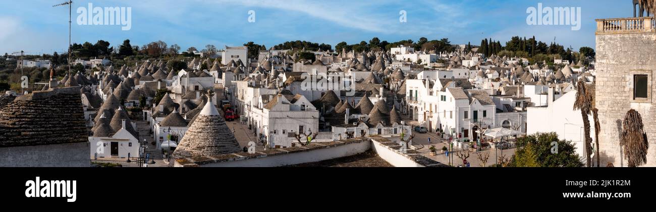Malerische Stadtlandschaft der Innenstadt von Alberobello mit seinen berühmten Trulli-Gebäuden, Süditalien Stockfoto
