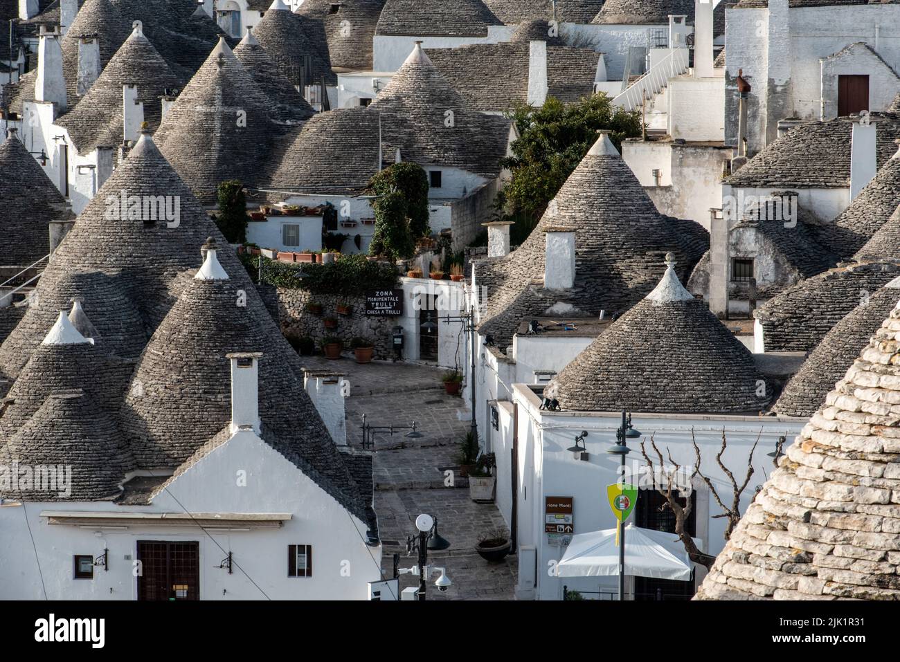 Malerische Stadtlandschaft der Innenstadt von Alberobello mit seinen berühmten Trulli-Gebäuden, Süditalien Stockfoto