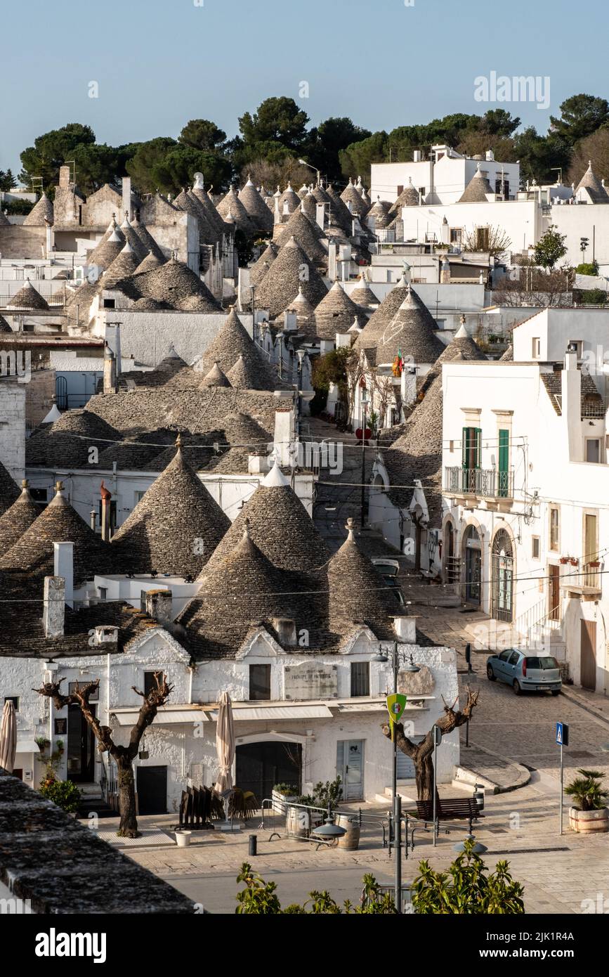 Malerische Stadtlandschaft der Innenstadt von Alberobello mit seinen berühmten Trulli-Gebäuden, Süditalien Stockfoto