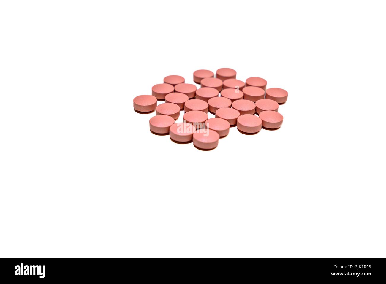 Selektiver Fokus einer Handvoll Pillen auf dem weißen Hintergrund. Apotheker. Medizin Stockfoto