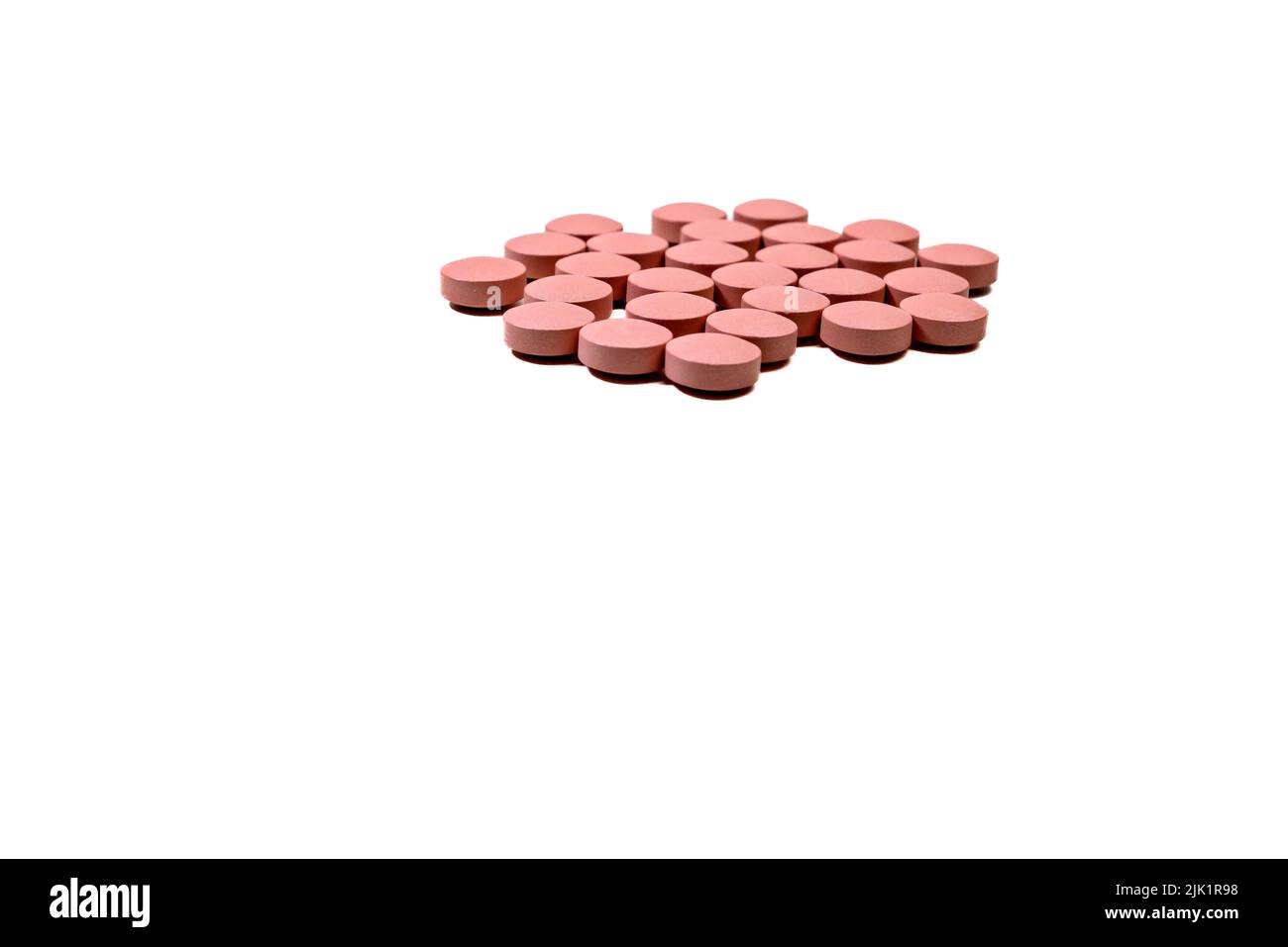 Selektiver Fokus einer Handvoll Pillen auf dem weißen Hintergrund. Apotheker. Medizin Stockfoto