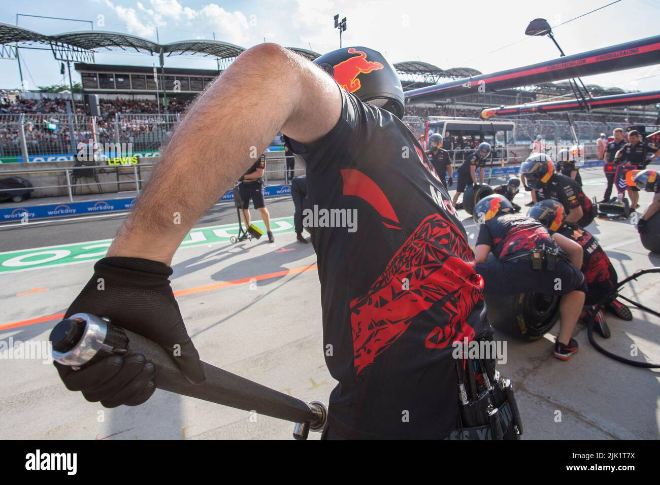 Magyorod, Ungarn. Juli 29. 2022. Formel 1 großer Preis von Ungarn in Hungaroring, Ungarn. Im Bild: Das Red Bull Racing Team bereitet sich beim zweiten Training auf das Boxenstopp-Training vor © Piotr Zajac/Alamy Live News Stockfoto