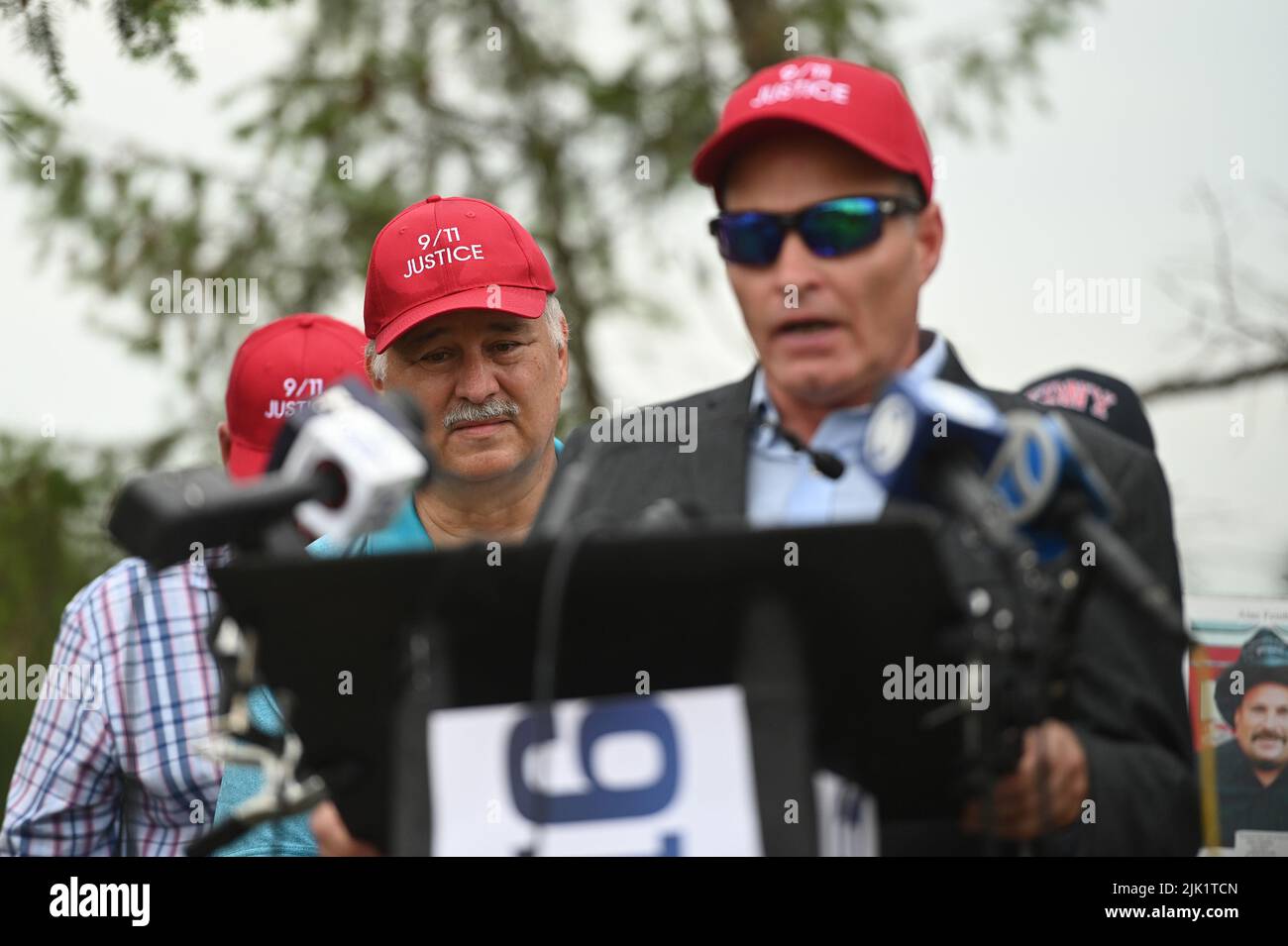 Bedminster, USA. 29.. Juli 2022. Eine Gruppe von 9/11 Familienmitgliedern und Überlebenden der Organisation 9/11 Justice hält eine Pressekonferenz ab, um gegen das von Saudi-Arabien unterstützte LIV Golf-Turnier zu protestieren, das am 29. Juli 2022 im nahe gelegenen Trump National Golf Club Bedminster stattfindet. (Foto von Anthony Behar/Sipa USA) Quelle: SIPA USA/Alamy Live News Stockfoto